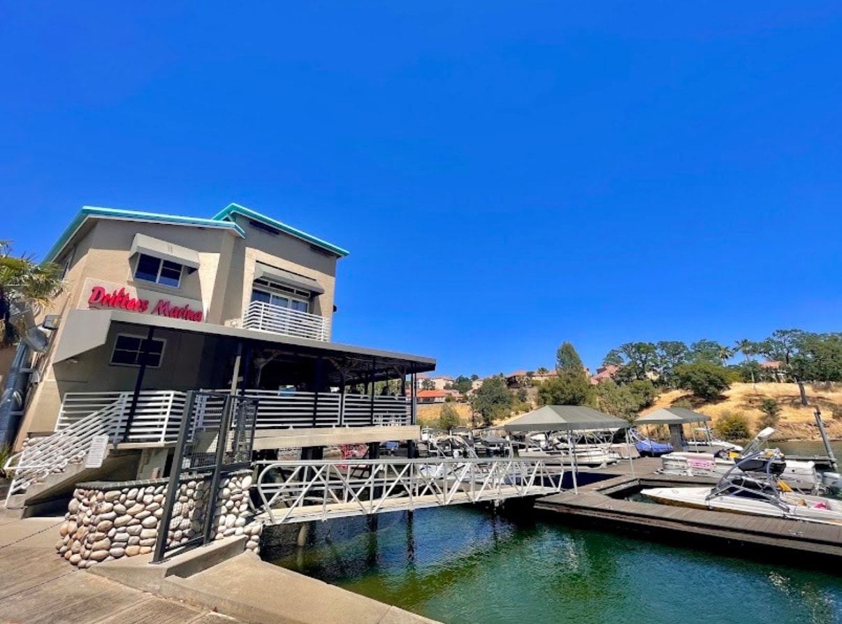 Lakeside grill and outdoor dining at Drifters